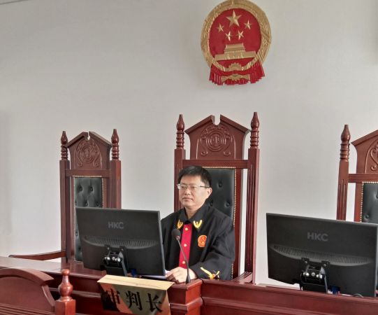 圖為馬敬啟開庭審理案件的情景