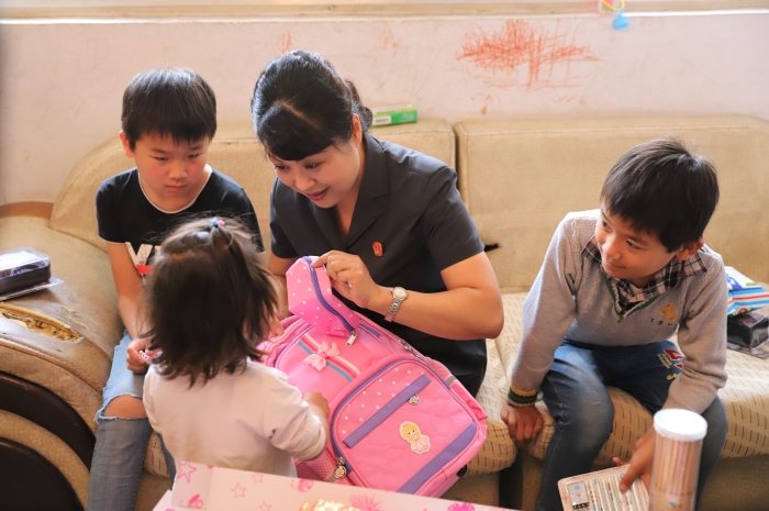 照片（看望事故中失去父親的孩子）